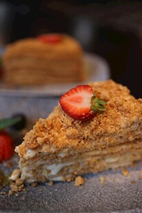 草莓点缀美味多层蛋糕