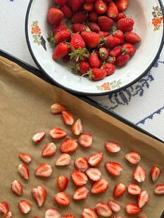 新鲜草莓切片摆盘展示