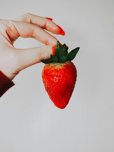 手捧鲜红草莓特写