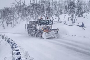 雪地中的强力除雪车作业