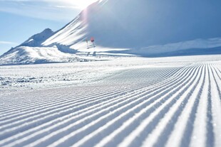 雪后山地的美丽滑雪道