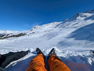 雪山下惬意的户外休憩时刻