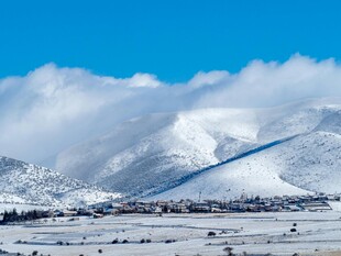 雪山云海壮丽冬日景观