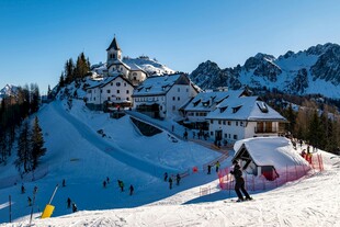 雪山度假村美景