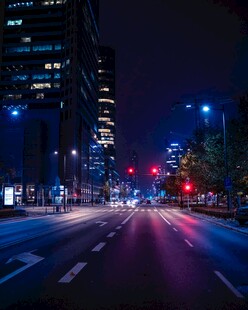 城市夜景下的繁华街道