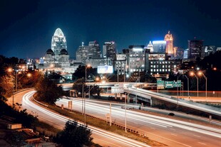 城市夜景下的公路车流