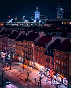 华沙夜景下的热闹街道