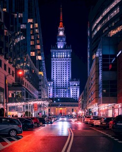 繁华都市夜景中的璀璨建筑