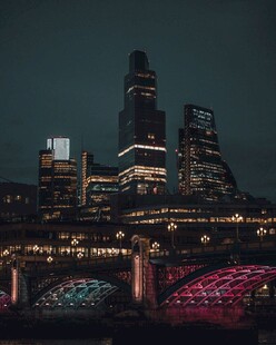 夜幕下的璀璨都市景观