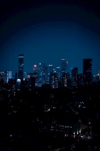 夜幕下的繁华都市天际线
