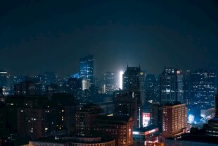 夜幕下的繁华都市景观