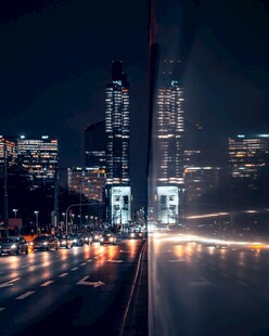 城市夜景中的车流与灯火