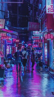 霓虹夜色下的街头行人