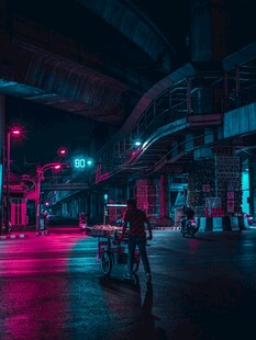 霓虹灯下的街头孤独身影