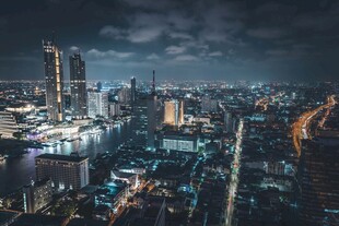 城市璀璨夜景俯瞰图