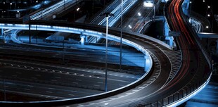 城市夜景中的蜿蜒公路