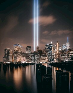 城市夜景中的璀璨光柱