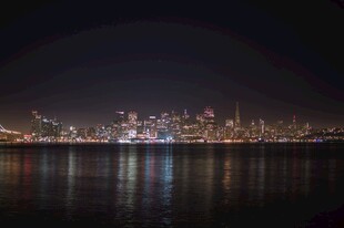 城市夜景倒映于平静水面