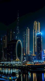 城市夜景中的璀璨摩天轮