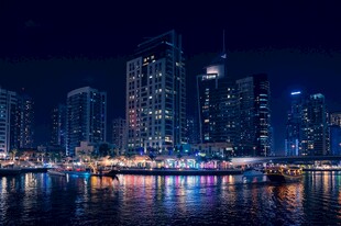 璀璨都市夜景灯火映江面