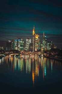 夜幕下的城市璀璨天际线