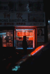 夜晚街边亮灯的商铺