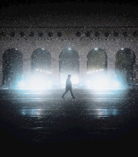 光影下的孤独舞者