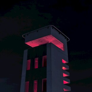 夜晚红光照耀的高耸建筑