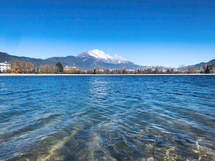 富士山下的澄澈湖水