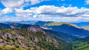 壮丽山峦蓝天白云美景