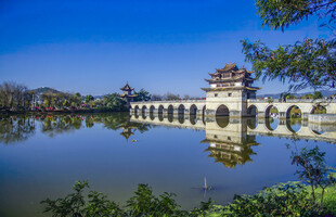 古桥映于碧水蓝天间