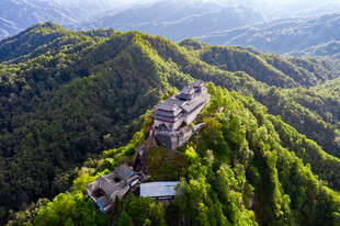 山间古建隐于葱郁林海