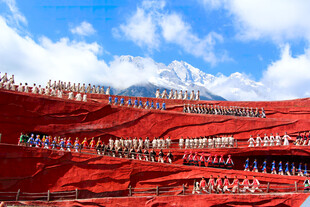 壮观红色阶梯人群景象