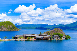 美丽泸沽湖湖心岛风光