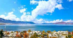 湖畔城市风光蓝天白云美景