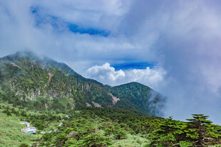 山间云雾缭绕的秀丽景致