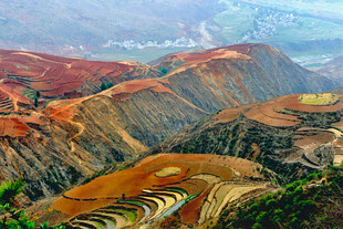 五彩斑斓的壮丽山地景观