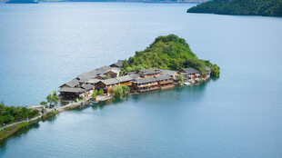 湖中小岛的美丽村落