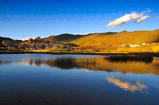 湖畔美景远山与蓝天相映