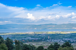 山间城镇美景俯瞰