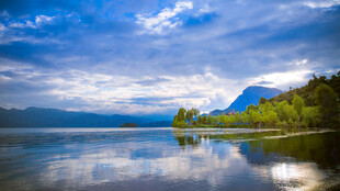 宁静湖畔山水风光美景