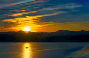 湖畔绝美日落景致