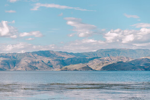 湖畔青山蓝天美景如画