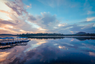 湖畔绝美日落倒影景观