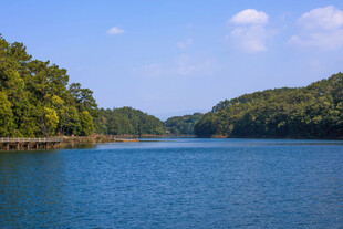 宁静湖畔青山环绕美景