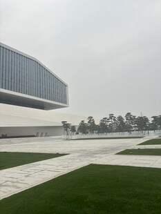 现代风格建筑与开阔草坪