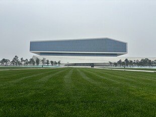 田野上的现代独特建筑