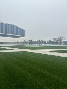 现代建筑旁的翠绿草坪