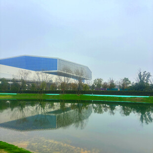 工厂旁宁静湖水倒影景观