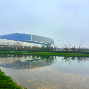 工厂旁平静水面的美丽景象